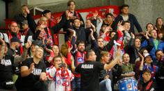 Děsivé chvíle při hokejovém utkání. Hráče Přerova zranila hozená petarda