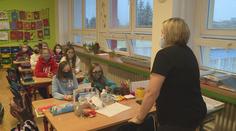 Do škol se vrátily statisíce školáků. Musí dodržovat přísná opatření