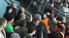 VIDEO: PĚSTI, KREV a roztržené obočí! Na hokeji v Hradci ochranka řezala fanouška