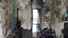 V bytě u Kadaně vypukl požár, 18 lidí evakuovali. Pro jednoho letěl vrtulník