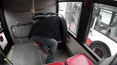 Muž měl krást peníze z autobusů. Hrozí mu až 5 let za mřížemi