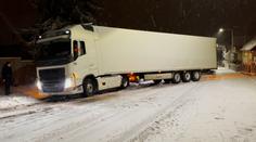 Sníh a ledovka trápí české řidiče. Na Příbramsku havaroval autobus a sypač