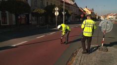 Oslnilo mě slunce, hájí se řidič, který smetl dva lidi na přechodu