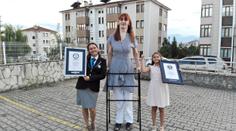 Svět má novou nejvyšší ženu světa. Když sedí, tak je vysoká jako běžní lidé
