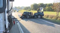 Kamion slisoval osobní auto. Tři lidé zemřeli, čtvrtého převezl vrtulník
