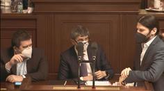 Zmatky před hlasováním o budoucnu Česka: Poslanci se dobře bavili