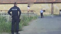 VIDEO: Záchrana na poslední chvíli. Policie zabránila dívce skočit pod vlak