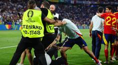 Bylo to na žlutou, směje se Morata po skluzu od pořadatele
