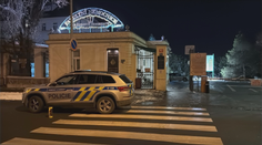 Mladíci měli v Praze sexuálně napadnout 14letou pacientku. Zadržela je policie
