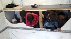 Migranti se tísnili v dodávce za falešnou stěnou! Řidič je ve vazbě
