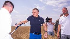 Postřelený Fico se vrátil do práce. O berli zkontroloval letošní sklizeň