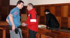 Nožem se pokusil zabít strážníka. Ve vězení stráví osm let