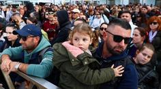 Lidé kvůli zemětřesení prchají z řeckého Santorini. V přístavech panuje chaos