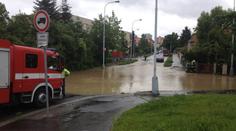 Povodeň v pražské Krči. Voda z prasklého potrubí zaplavila několik domů