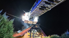 Požár rodinného domu na Pardubicku nadělal škodu za osm milionů, zranili se dva lidé