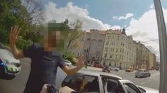 VIDEO: Mladík z jedoucího auta vystřelil u zastávky plné lidí. Zbraň zkoušel, tvrdí