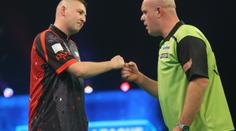 Van Gerwen je nadále v čele. Peter Wright už s jistotou nepostoupí