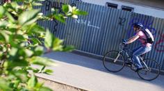 Opilý cyklista smetl na cyklostezce kolegu