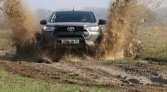 Armáda přebírá první "nesmrtelné" toyoty. Podívejte se, co umí v terénu