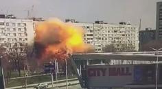 Mrazivé video ze Záporoží. Ruská raketa zasáhla budovu plnou lidí