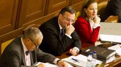 Třiaosmdesát dní je obrana bez ministra. Klíčový resort si řídí premiér Nečas a zarputile mlží