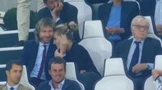 VIDEO: Daro, neruš! Nedvěd se místo něžností s Rolins radši díval na fotbal