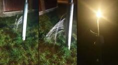 Lepší než hodinky s vodotryskem. Z pouliční lampy prýštila voda