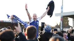 Trpaslík vyřadil obhájce FA Cupu: Dojatý Rooney a odkaz pro zesnulého spoluhráče