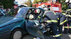 Podnapilý řidič se srazil s motorkou. Lidé si nehodu natáčeli