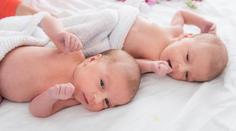 Asijská matka porodila bílá dvojčata. Klinika zaměnila embrya
