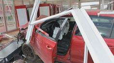 Řidič zboural stan s automaty na roušky a dezinfekci. Byl obviněn z opilství