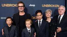 Brad Pitt v slzách. Jeho syn měl vážnou nehodu, podezření na krvácení do mozku