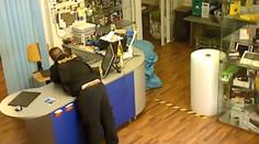 Policisté hledají "kolegu". Muž v uniformě vykradl obchod! VIDEO