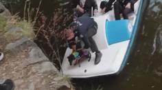 Chlupáč v nesnázích. Policisté vytáhli z Vltavy bezmocného psa