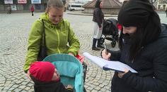 Rozzuření rodiče sbírají podpisy kvůli rodičovské. Jsou jich tisíce