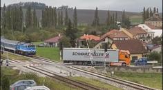 Kamion projel závory na železničním přejezdu. Řidiči hrozí dva roky vězení