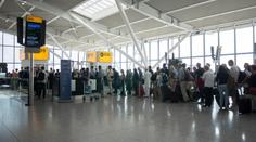 Chaos na britských letištích. Obrovské fronty, zrušené lety a zpoždění