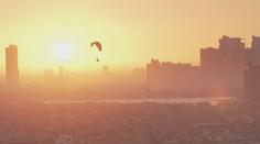 Tak tohle chcete zažít! Nádherný paragliding nad Dubají