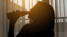 Lék na kocovinu? Pití vody ani jídlo vám nepomůže, tvrdí vědci