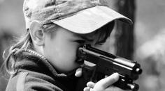 Chlapec (4) našel doma zbraň a střelil se mezi oči. Zázrakem přežil