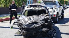 Auto slavné herečky po havárii pohltily plameny. Řidička je v kritickém stavu