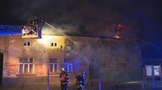 Exploze ohrožovaly hasiče při zákroku u hořícího domu