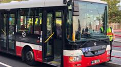 Nejméně 11 zraněných! V Praze se srazil autobus s osobním autem