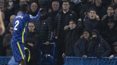 Co se děje v Premier League? Policie zatýkala po házení věcí na hřiště
