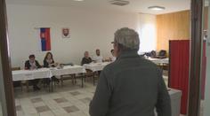 Slováci zamířili k volbám ve velkém. Už před otevřením místností vznikaly fronty
