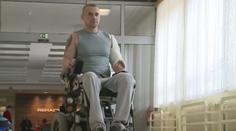 Detektiv Dan skončil po jízdě na motorce na vozíku, kamarádi pro něj pořádají sbírku