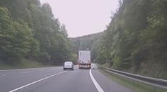 VIDEO: Předjíždění v zatáčce a na plné čáře. Řidič rapidu ohrozil několik lidí