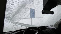 VIDEO: Kus ledu letěl jako projektil! Řidič neočištěného náklaďáku ujel