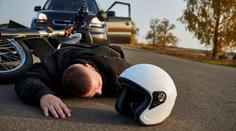 Právník léta bojoval proti přilbám. Zemřel při nehodě na motorce, helmu neměl