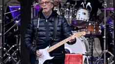 Lidé utratili tisíce za koncert Claptona. Zuří, že ho skoro neviděli